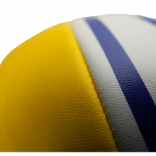 Piłka siatkowa Legend w rozmiarze 5, wyjątkowo miękka w dotyku i jednocześnie pewnie leży w dłoni gracza.