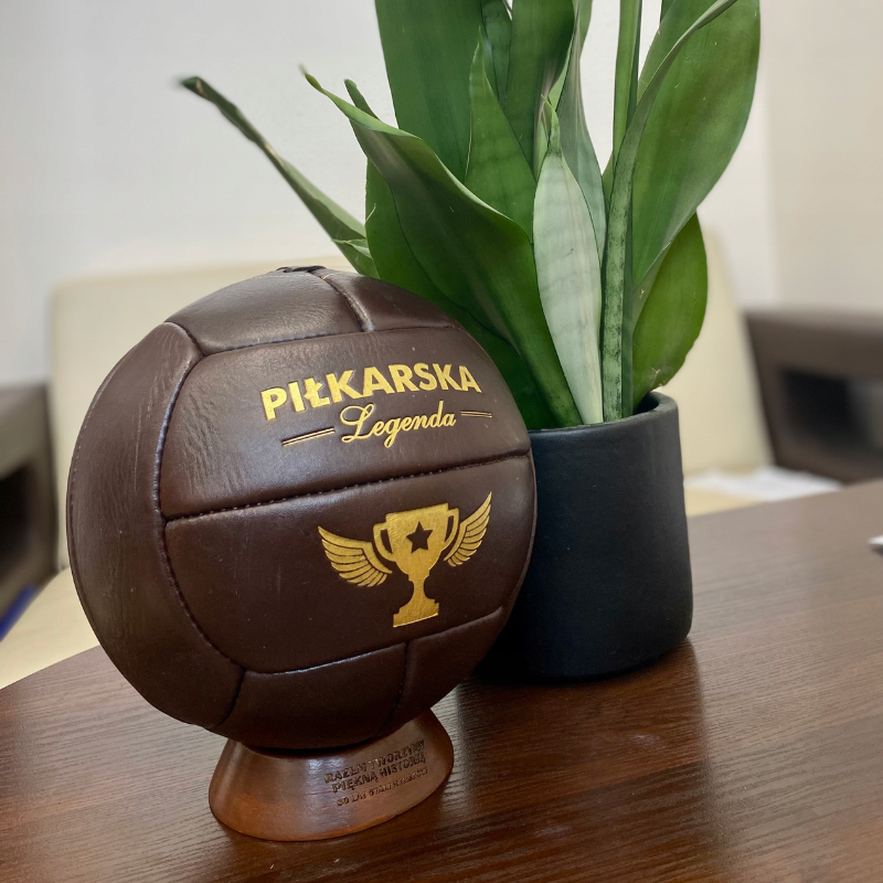 Skórzana piłka nożna RETRO idealna na prezent dla piłkarza lub trenera